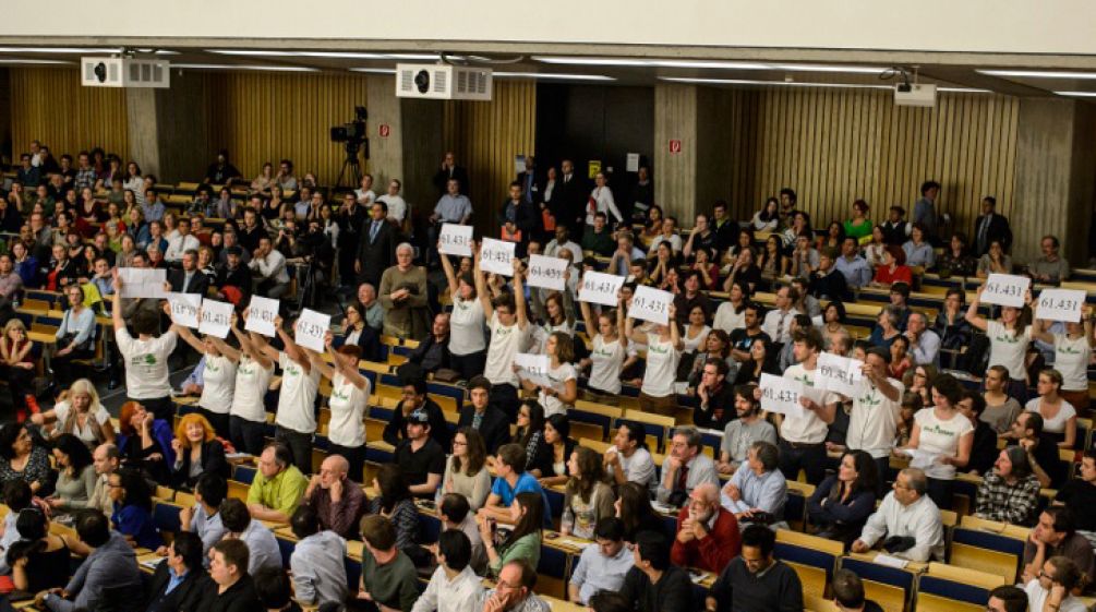 Im vollbesetzten Hörsaal machten wir Präsident Correa auf die weltweite Ablehnung des geplanten Kupferabbaus im Bergregenwald aufmerksam