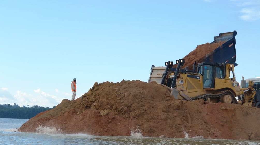 Für den Riesenstaudamm Belo Monte wird tonnenweise Erde bewegt (Foto: V. Glass) Bagger und Bauarbeiter am Amazonas-Nebenfluss Xingu