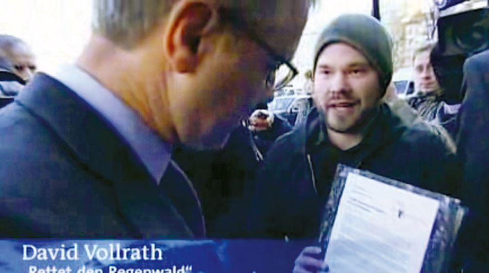 Übergabe der Protestunterschriften an Umweltminister Röttgen Übergabe der Protestunterschriften
