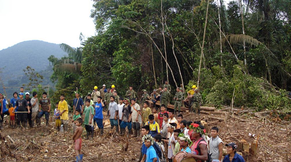 Embera auf verwüstetem Land