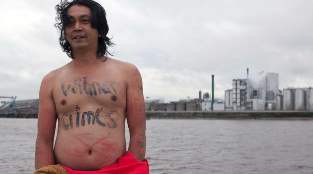 Feris protestiert mit "Wilmar crimes" auf seiner Brust geschrieben