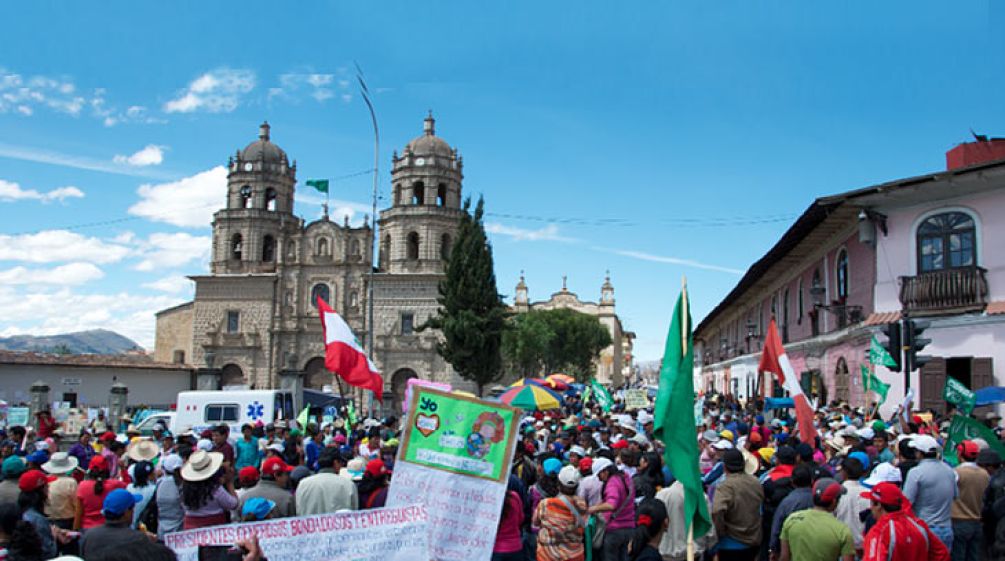 Demonstration gegen Bergbau auf dem Plaza de Armas in Cajamarca