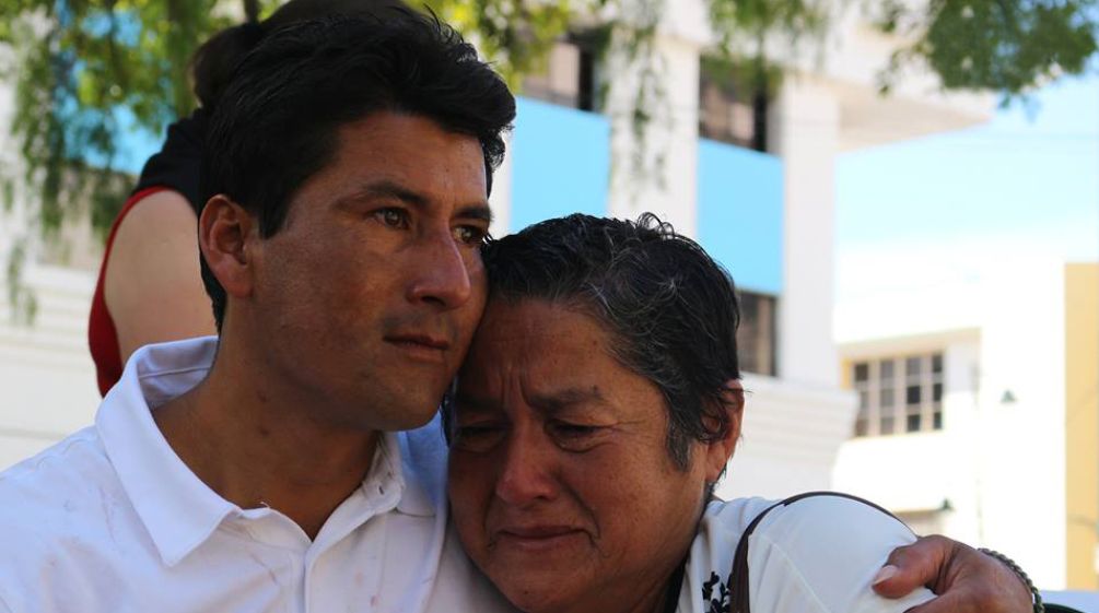 Javier Ramírez umarmt seine Mutter