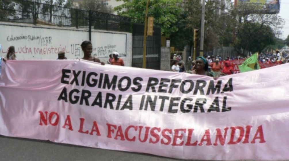 Bauern kämpfen mit einem großen Banner für Umverteilung des Landes