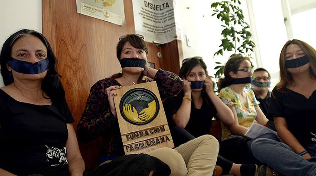 Sechs Umweltschützer und Menschenrechtler haben aus Protest ihre Münder mit Klebeband verklebt