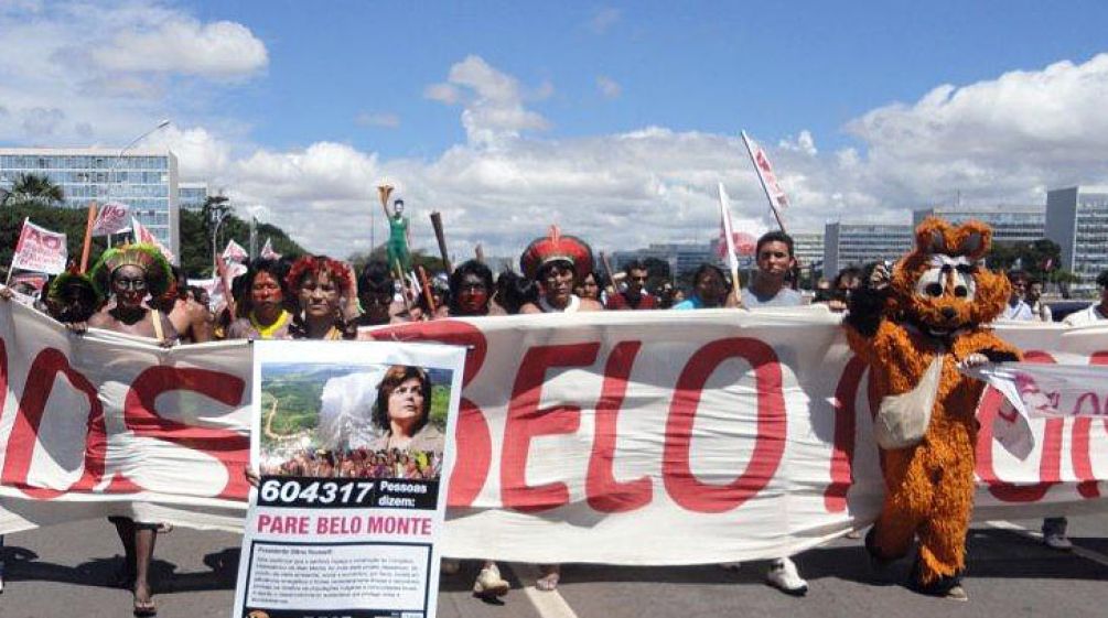 Indigene protestieren gegen Belo Monte in der Hauptstadt Brasilia Indigene auf Demonstration mit Banner gegen Belo Monte