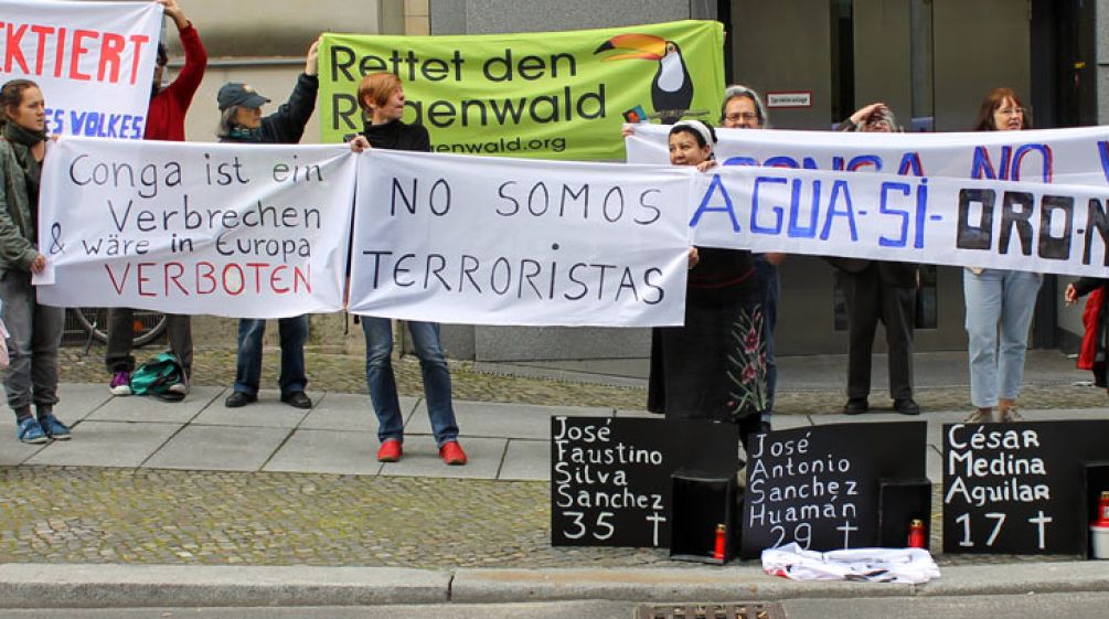 Demonstranten halten Transparente gegen die Conga-Mine in Peru vor peruanischer Botschaft