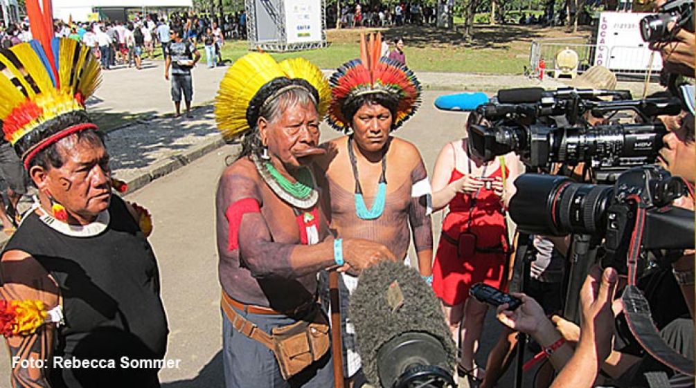 Indigene wehren sich gegen Belo-Monte Staudamm Häuptling Raoni gibt mit Federschmuck und Kriegsbemalung ein Interview