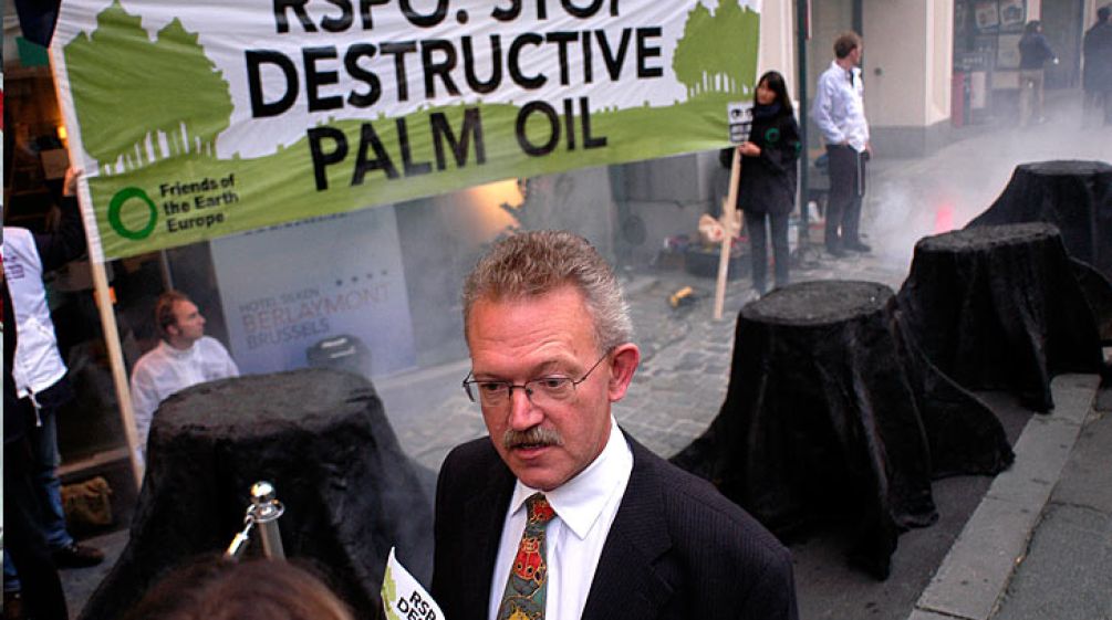 der Vorsitzende des palmölzertifizierungsverein RSPO Jan Vis Kees erhält einen Abholzerpreis überreicht RSPO Übergabe des Abholzerpreises