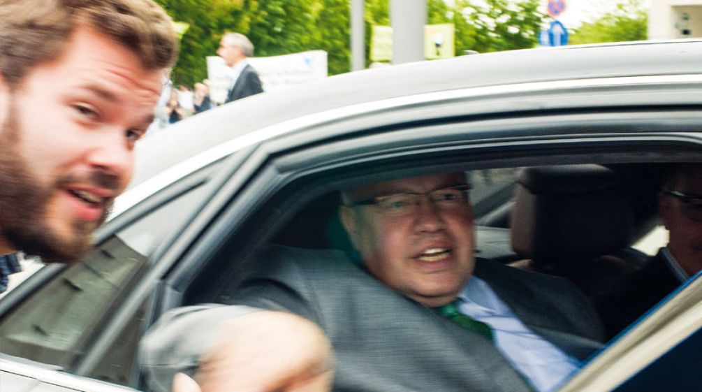 David Vollrath von Rettet den Regenwald übergibt 80.000 Unterschriften gegen Agrosprit an Umweltminister Altmaier David Vollrath von Rettet den Regenwald reicht Umweltminister Peter Altmeier die Unterschriften durchs Autofenster