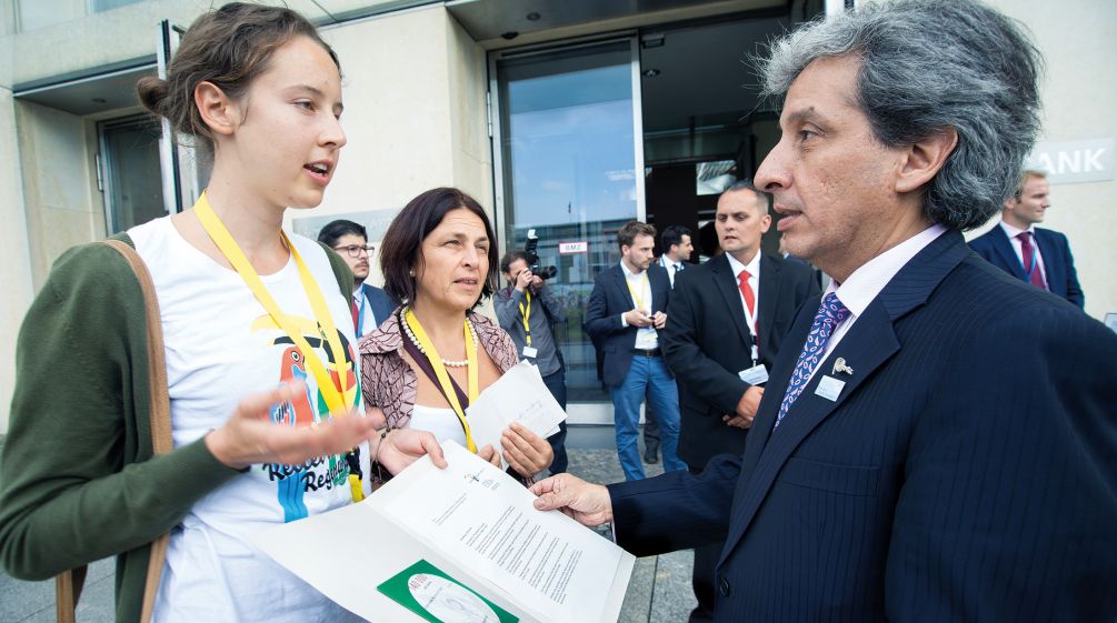 Wir diskutieren mit Perus Umweltminister (rechts) über Rodungen in Amazonien und übergeben 139.000 Unterschriften Lea Horak von Rettet den Regenwald übergibt Perus Umweltminister Pulgar Vidal Unterschriften gegen Regenwaldabholzung
