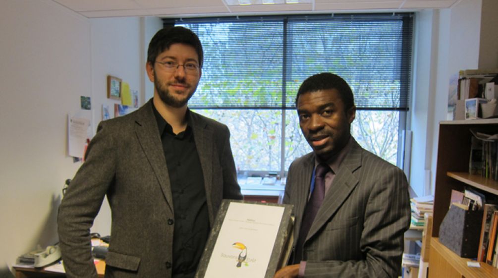 Sylvain Harmat übergibt die 58.000 Unterschriften der Petition an Lazare Eloundou Assomo, Leiter des Afrika-Referates des UNESCO-Welterbezentrums