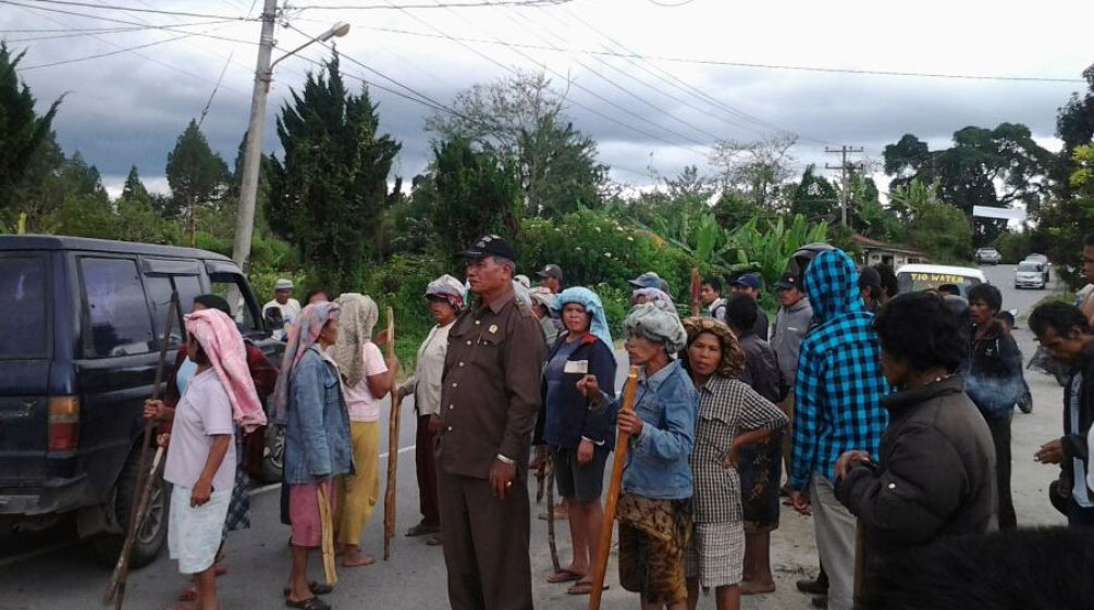 Die betroffenen Familien fordern die Freilassung der Verhafteten Bauernfamilien protestieren auf einer Landstraße auf Sumatra gegen die Abholzungen und Verhaftungen