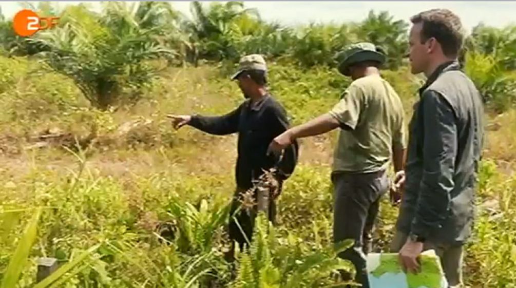 Ali Badri steht auf seinem Feld und zeigt den Reportern die Stelle seines zerstörten Hauses