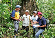 Vermessung einer gekauften Parzelle im Regenwald in Ecuador.