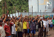 Die Awajun-Indianer blockieren eine Pumpstation der staatlichen Ölfirma PetroPeru nahe Bagua. Ölförderung und Holzeinschlag haben den Wald schwer geschädigt und den Anwohner keinen Nutzen gebracht Foto: Thomas Quirynen/Amazon Watch