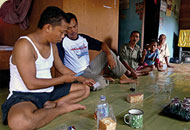 Nordin von SOB (l.) im Gespräch mit Guntur, dem Kopf der Aktivisten von Tanah Putih, in seinem Haus