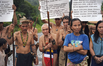 Penan blockieren Straße im Regenwald