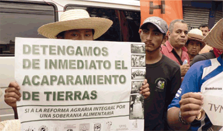 Mutige Bauern protestieren gegen Militärgewalt: Stoppt sofort den Landraub !