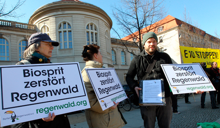 Rettet den Regenwald und Mit-Aktivisten demonstrieren an den Brennpunkten: In Berlin gegen E10...