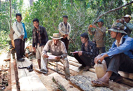 Die Patrouille des im April 2012 ermordeten Umweltschützers Chut Wutty (Mitte) beschlagnahmt illegal gefälltes Holz