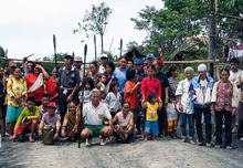 Blasrohre gegen Bulldozer: Seit 30 Jahren protestieren die Penan gegen die Zerstörung ihrer Natur und blockieren die Holzfällerstraßen. Für ihre Zukunft mit dem Regenwald riskieren sie alles.