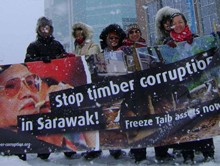 2011 protestierten die Penan weltweit gegen die Taib-Mafia. Hier in Ottawa
