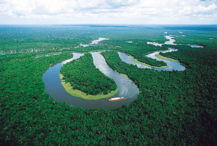 Neben Pflanzen und Tieren profitieren auch  die Menschen vom Wasserreichtum Amazoniens.  Er beschert ihnen zum Beispiel gute Fischgründe und ausreichend Trinkwasser