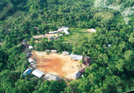 Luftbildaufnahme des Dorfplatzes der Gemeinde Sarayaku in Ecuador