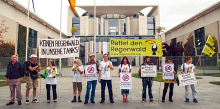 Rettet den Regenwald  protestiert vor dem Kanzleramt