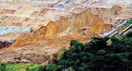Verwüstung und Bergrutsch in der Bellavista-Goldmine nahe Crucitas