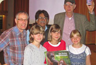 Schüler der RS Aspe mit Jay Ullal und dem Buch Die Denker des Dschungels.