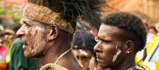 Männer mit Kopfschmuck bei einem Fest in Papua