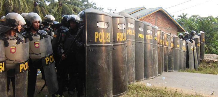 Polizeibrigade in Indonesien auf einer Palmöl-Plantage